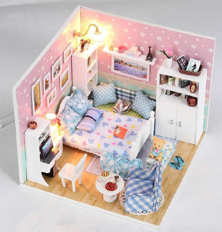 Miniatur Puppenhaus DIY Kit The Dream Room Schlafzimmer Version mit Licht  und Spieluhr Süßes ZimmerHaus Modell - .de