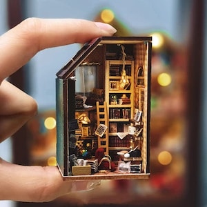 SUPER TINY 1:100 DIY Miniatur Puppenhaus Kit Bauklotz Stadt Modul Stapeln Mini Räume Bibliothek w / Licht Handwerk handgemachte Geschenk Wohnkultur