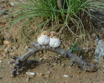 Miniaturowe ptaki miłości na gałęzi opadłych liści, akcesoria do terrarium w ogrodzie wróżek, miniaturowe akcesoria leśne, dekoracja, figurka zwierzęcia