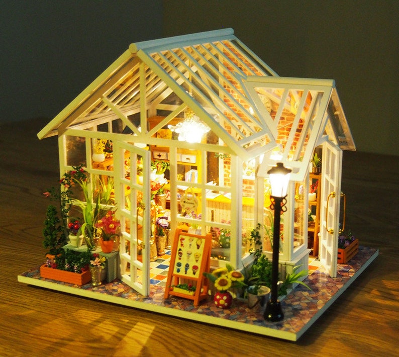 1:24 DIY Miniatur Puppenhaus Kit Scenery Sosa Florist Weißes Glas Gewächshaus Blumenladen w / Light Music Box Modellbau Craft Geschenk Decor Bild 4