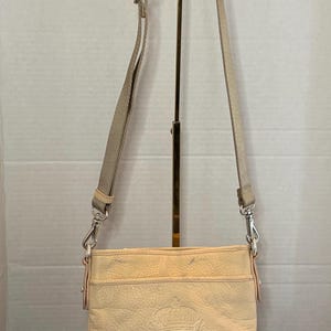 Bolso bandolera vintage Ralph Lauren de piel color crema con logo en relieve, raro