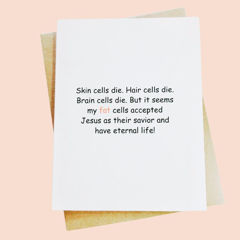 K&ouml;nnte beinhalten: Eine wei&szlig;e Gru&szlig;karte mit einer humorvollen Botschaft, die in schwarzem Text gedruckt ist. Der Text lautet: &bdquo;Hautzellen sterben. Haarzellen sterben. Gehirnzellen sterben. Aber es scheint, dass meine Fettzellen Jesus als ihren Erl&ouml;ser akzeptiert haben und ewiges Leben haben!"