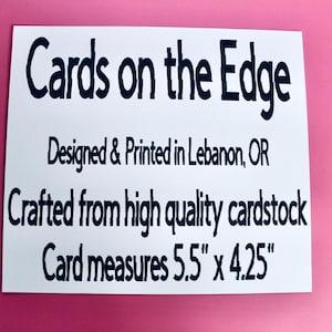 K&ouml;nnte beinhalten: Eine wei&szlig;e rechteckige Karte mit schwarzem Text, der "Cards on the Edge" lautet. Die Karte besagt auch "Designed & Printed in Lebanon, OR" und "Crafted from high quality cardstock". Die Karte misst 14 cm x 10,8 cm.