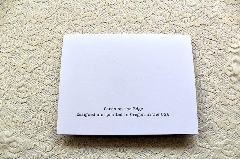 Peut inclure: Une carte blanche avec le texte "Cards on the Edge" et "Designed and printed in Oregon in the USA".