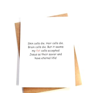 K&ouml;nnte beinhalten: Eine wei&szlig;e Gru&szlig;karte mit braunem Hintergrund. Der Text auf der Karte lautet: "Skin cells die. Hair cells die. Brain cells die. But it seems my fat cells accepted Jesus as their savior and have eternal life!"