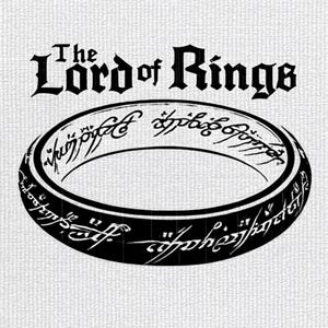 Könnte beinhalten: Schwarz-weiße Grafik mit dem Text "The Lord of Rings" über einem Ring. Der Ring ist schwarz mit weißer Schrift um das Band. Der Hintergrund ist eine strukturierte, cremefarbene Farbe.