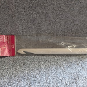 Susan Bates Plastic Crochet Hooks Luxite 8&quot; Long Size 16mm QUS New  Sealed