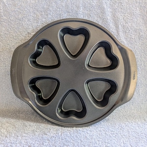 Wilton 6 Heart Cupcake Pan or Muffin Pan Steel Pan Non Stick Finish Used Good Condition