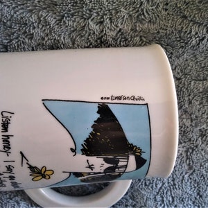 K&ouml;nnte beinhalten: Wei&szlig;e Keramik-Kaffeetasse mit einer Comic-Illustration einer Frau mit Sonnenbrille und Hut. Der Text auf der Tasse lautet "H&ouml;r mal, Liebling - ich sage, geh voran und wink diesem Bauarbeiter zu".