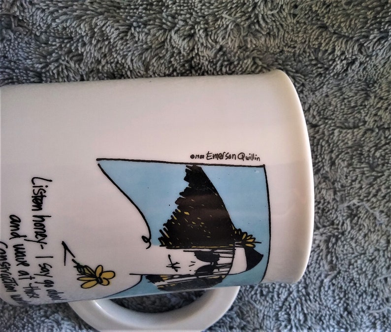 K&ouml;nnte beinhalten: Wei&szlig;e Keramik-Kaffeetasse mit einer Comic-Illustration einer Frau mit Sonnenbrille und Hut. Der Text auf der Tasse lautet "H&ouml;r mal, Liebling - ich sage, geh voran und wink diesem Bauarbeiter zu".