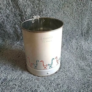 Androck Sifter with Geese Made in USA Vintage Sifter Retro Kitchen Country Kitchen Small Sifter Vintage Used Good Condition