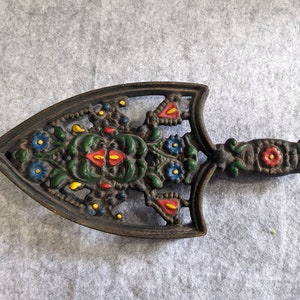 Wilton Hand Painted Cast Iron Trivet Vintage Used Good Condition Kitchen Decor Country Kitchen Rustic Kitchen Rustic Decor