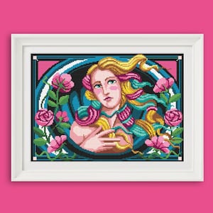Può includere: Uno schema di punto croce che presenta una donna con i capelli biondi fluenti, circondata da fiori rosa e bianchi. La donna è raffigurata in una cornice circolare blu e nera con un design a spirale.