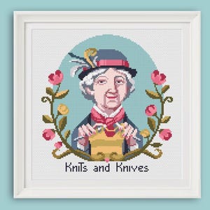 Peut inclure: Image de broderie au point de croix encadrée en blanc. Elle représente une femme avec un chapeau, tenant des aiguilles à tricoter et de la laine, entourée d'une couronne florale. Le texte "Knits and Knives" est en bas. Les couleurs sont le bleu, le rose, le jaune et le blanc.