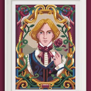 Può includere: Uno schema di punto croce che presenta un uomo con i capelli biondi che tiene una rosa. Indossa un gilet scuro e una camicia bianca con un papillon. Lo sfondo è una cornice decorativa con viti e fiori.