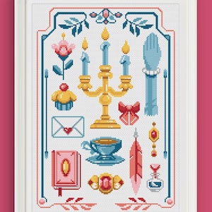 Pode incluir: Padrão de ponto cruz emoldurado com vários elementos decorativos. Inclui um castiçal, uma chávena de chá, um envelope e outros objetos em tons de azul, dourado, rosa e vermelho. A obra de arte é emoldurada em uma borda branca.