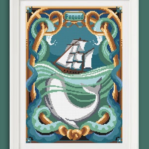 Puede incluir: Un patrón de punto de cruz que presenta una ballena blanca, un barco y la palabra "Pequod" en un marco decorativo con colores azul, verde y dorado.