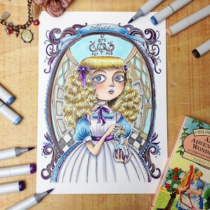 Puede incluir: Una ilustración dibujada a mano de Alicia en el País de las Maravillas, con cabello rubio, un vestido azul y blanco y una botella con la etiqueta "Drink Me". La ilustración está enmarcada con un borde decorativo y se coloca sobre un fondo azul y blanco.