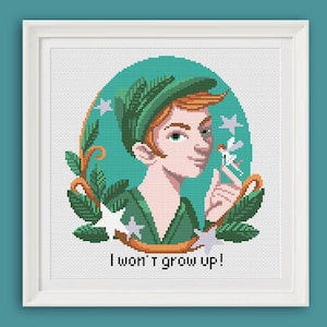 Può includere: Schema di punto croce con un'illustrazione di cartone animato di Peter Pan, un ragazzo con un cappello verde e una camicia verde, con il testo "Non voglio crescere!"
