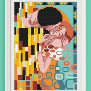 Può includere: Uno schema di punto croce di una coppia che si abbraccia, con uno sfondo geometrico in tonalità di giallo, arancione, blu e nero.