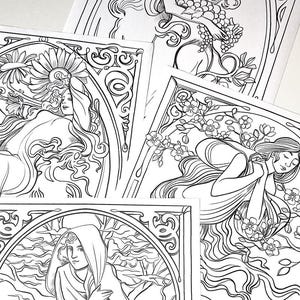 Può includere: Una collezione di stampe in bianco e nero in stile Art Nouveau. Ogni stampa presenta una figura femminile con capelli fluenti e dettagliati elementi floreali o naturali. Le illustrazioni sono eleganti, con un focus su linee aggraziate e bordi decorativi.