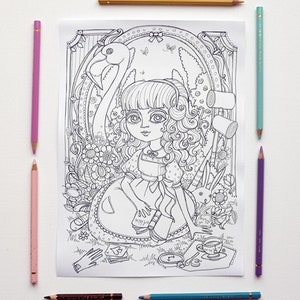 Può includere: Un disegno in bianco e nero di una ragazza seduta su una carta da gioco gigante con un fenicottero e un coniglio. La ragazza tiene un libro e ci sono tazze da tè e un orologio da tasca sul tavolo. L'immagine è circondata da una cornice decorativa.