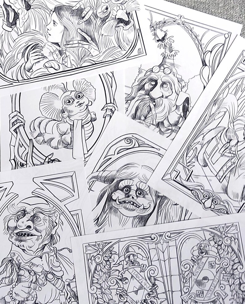 Może przedstawiać: Czarno-białe ilustracje liniowe r&oacute;żnych stworzeń fantasy, w tym gobliny, trolla i stworzenia z dużymi uszami. Ilustracje są oprawione w ozdobne ramki.