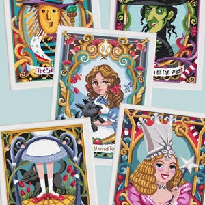 Può includere: Quattro ritratti incorniciati colorati di personaggi de Il Mago di Oz. I ritratti raffigurano lo Spaventapasseri, la Strega Cattiva dell'Ovest, Dorothy e Glinda la Buona Strega. Ogni ritratto ha una cornice decorativa con un motivo floreale e la parola "Oz" in basso.