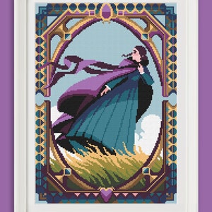 Può includere: Schema di punto croce con una donna in un abito viola e turchese con un mantello fluttuante, in piedi in un campo d'erba. Il disegno è incorniciato da un bordo decorativo con accenti dorati, viola e turchese.