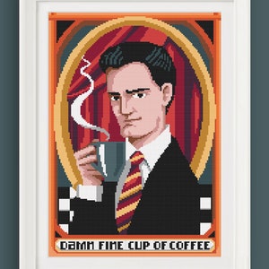Puede incluir: Una ilustración de arte de píxeles de un hombre con traje sosteniendo una taza de café. El fondo es de color rojo y naranja con un patrón a cuadros. El texto "DAMN FINE CUP OF COFFEE" está en la parte inferior de la imagen.