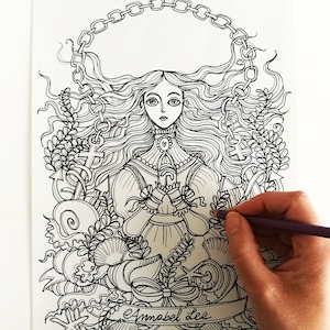 Può includere: Illustrazione in bianco e nero a linea di una donna con lunghi capelli fluenti, circondata da immagini a tema nautico, tra cui ancore, conchiglie e alghe. La donna indossa un vestito con un fiocco e una collana. Il testo "Annabel Lee" è scritto su uno stendardo nella parte inferiore dell'immagine.