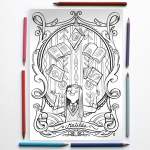 Puede incluir: Un dibujo en blanco y negro de una niña con el pelo largo, que lleva un jersey y una corbata, rodeada de libros con títulos como "Matilda" y "Charlie". La niña sonríe y levanta los brazos en el aire. La imagen está enmarcada con un borde adornado.