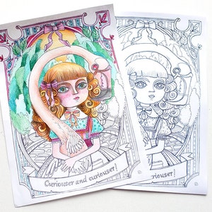 Puede incluir: Una página para colorear con una niña de pelo rubio y un lazo rosa, sosteniendo un flamenco. La niña lleva un vestido azul y blanco. La página está parcialmente coloreada con lápices de colores. El texto "Curiouser and curiouser!" está escrito en una pancarta en la parte inferior de la página.