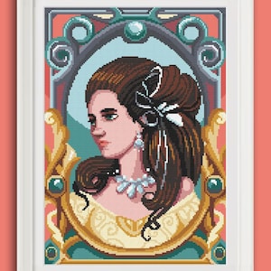 Può includere: Un'illustrazione digitale di una donna con lunghi capelli castani che indossa un abito dorato e verde con una collana di perle. La donna è incorniciata in un design ornamentale dorato e blu.