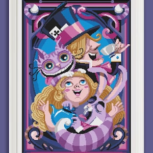 Op de afbeelding: Een ingelijst kruissteekkunstwerk met personages uit Alice in Wonderland. Het kunstwerk toont Alice, de Mad Hatter, de Cheshire Cat en het Witte Konijn in een kleurrijk, grillig ontwerp met een blauw-paars kleurenschema.