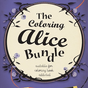 Op de afbeelding: Een paars-wit gestreepte achtergrond met een zwarte cirkel met de tekst "The Coloring Alice Bundle" in zwart-wit. De tekst "suitable for coloring book addicted" staat onder de cirkel in zwarte tekst. Twee potloden, een rood en een zwart, zijn gekruist in de rechterbenedenhoek.