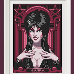 Puede incluir: Una ilustración de arte de píxeles de Elvira, la Maestra de la Oscuridad, con un vestido negro con un escote pronunciado. Ella está de pie frente a un fondo rojo y negro con pentagramas y pilares. El texto "ELVIRA" está escrito debajo de ella.