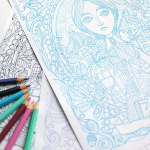 K&ouml;nnte beinhalten: Eine Malvorlage mit einer detaillierten Illustration einer Frau mit langen Haaren, einem Vogel in einem K&auml;fig und komplizierten floralen Designs. Die Illustration ist mit blauer Tinte auf wei&szlig;em Papier umrandet.