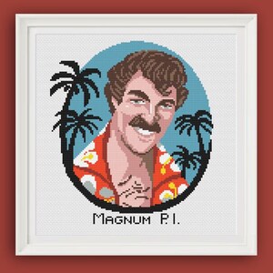 Könnte beinhalten: Kreuzstichmuster von Tom Selleck als Magnum P.I. in einem rot-weißen Hawaiihemd, mit einem Schnurrbart und einem Lächeln. Er steht vor einem blauen Hintergrund mit Palmen.