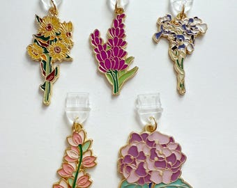 Colección de dijes de esmalte floral: accesorios inspirados en el estilo cottagecore.