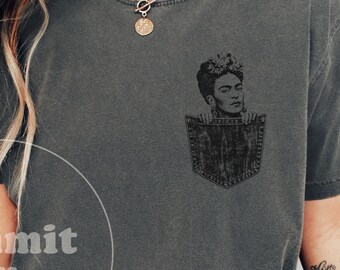 Frida Kahlo Pocket Buddy Tee 2, Vintage Grafik-T-Shirt, berühmte Taschenmenschen, lustiges Geschichtshemd, Taschenentwurfs-Hemd, berühmte Frauen