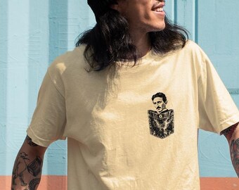 Nikola Tesla Pocket Buddy Tee, Physik Lehrer Geschenk, lustiges Geschichts Shirt, berühmte Taschenmenschen, Vintage Grafik T-Shirt, saubere Energie, Wissenschaft