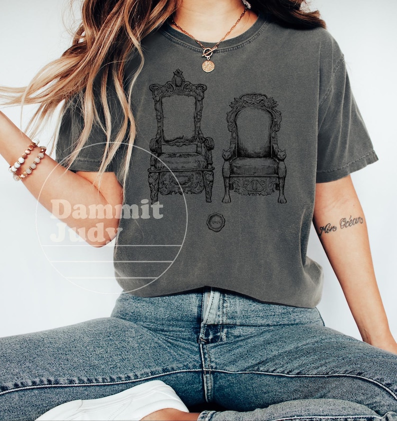 Tshirt The Lord & Assistant, chemise Taskmaster, Task master, britcom, comédie britannique, cachet de cire, Greg Davies, Little Alex Horne, Thrones image 9