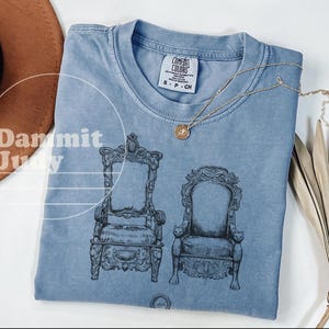 Tshirt The Lord & Assistant, chemise Taskmaster, Task master, britcom, comédie britannique, cachet de cire, Greg Davies, Little Alex Horne, Thrones image 2