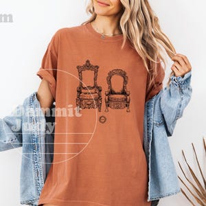 Tshirt The Lord & Assistant, chemise Taskmaster, Task master, britcom, comédie britannique, cachet de cire, Greg Davies, Little Alex Horne, Thrones image 7