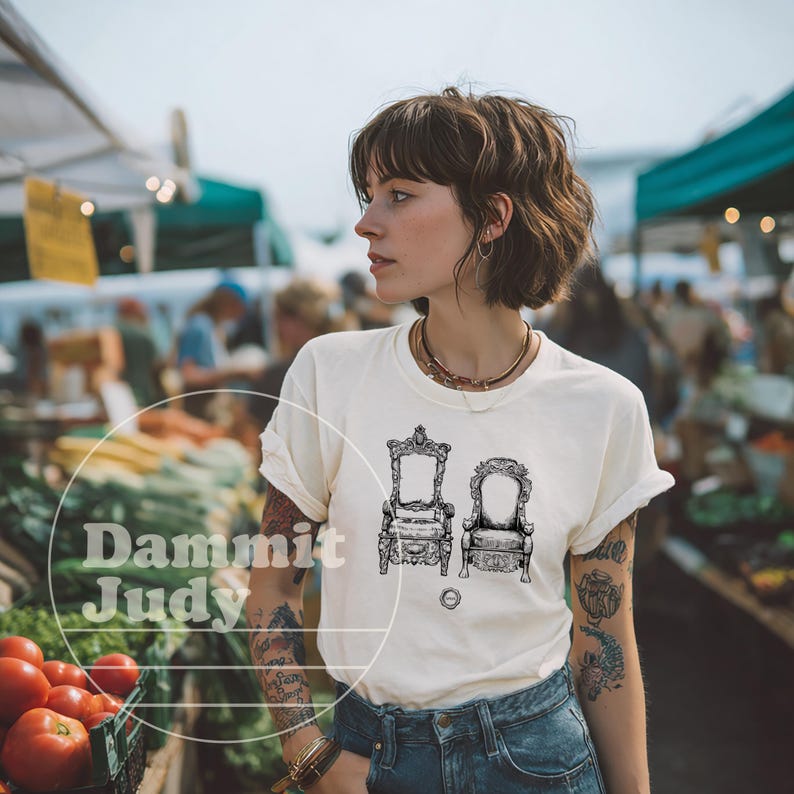 Tshirt The Lord & Assistant, chemise Taskmaster, Task master, britcom, comédie britannique, cachet de cire, Greg Davies, Little Alex Horne, Thrones image 3