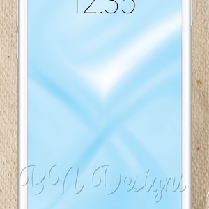 Puede incluir: Un smartphone blanco muestra un fondo abstracto azul claro con la hora 12:35 en negro. La pantalla también muestra el texto "BGM Design" en cursiva. El teléfono está sobre un fondo texturizado de color marrón claro.