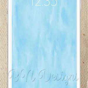 Puede incluir: Un iPhone blanco con un fondo azul acuarela y la hora 12:35 en la pantalla.