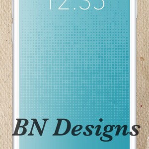 Puede incluir: Un teléfono inteligente blanco con un fondo azul y blanco punteado en la pantalla. La hora 12:35 se muestra en la pantalla. El texto "BN Designs" está en la parte inferior de la pantalla.
