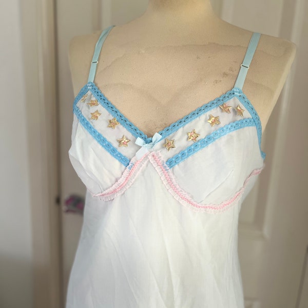 Baby blauer Vintage Slip Gr. 10 mit goldenen Sternen